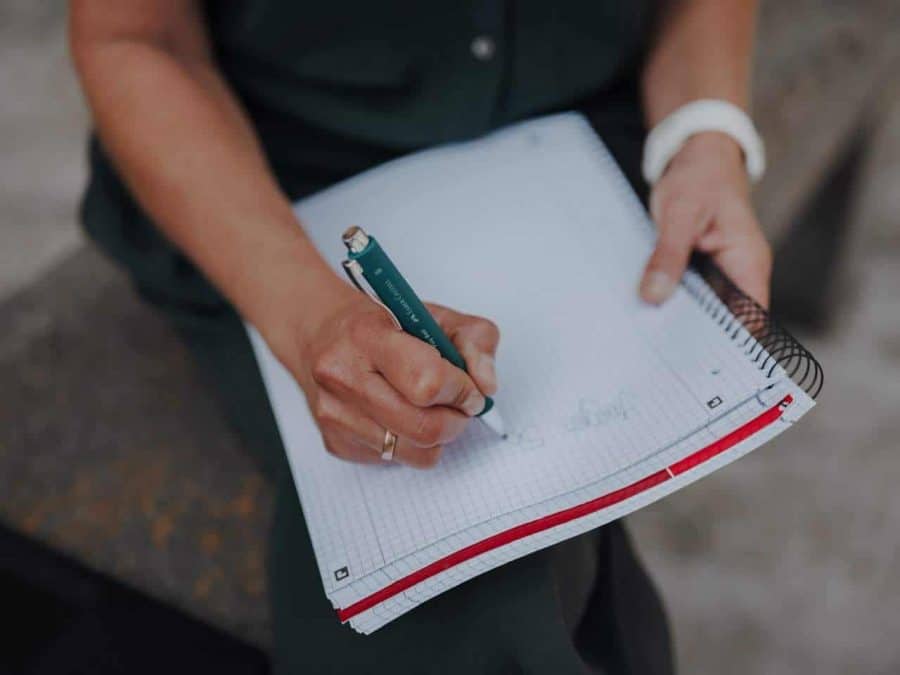 Training – Barbara Schemel macht sich Notizen auf einem Klemmbrett