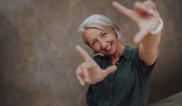 Workshops – Barbara Schemel formt mit den Händen einen Bildrahmen
