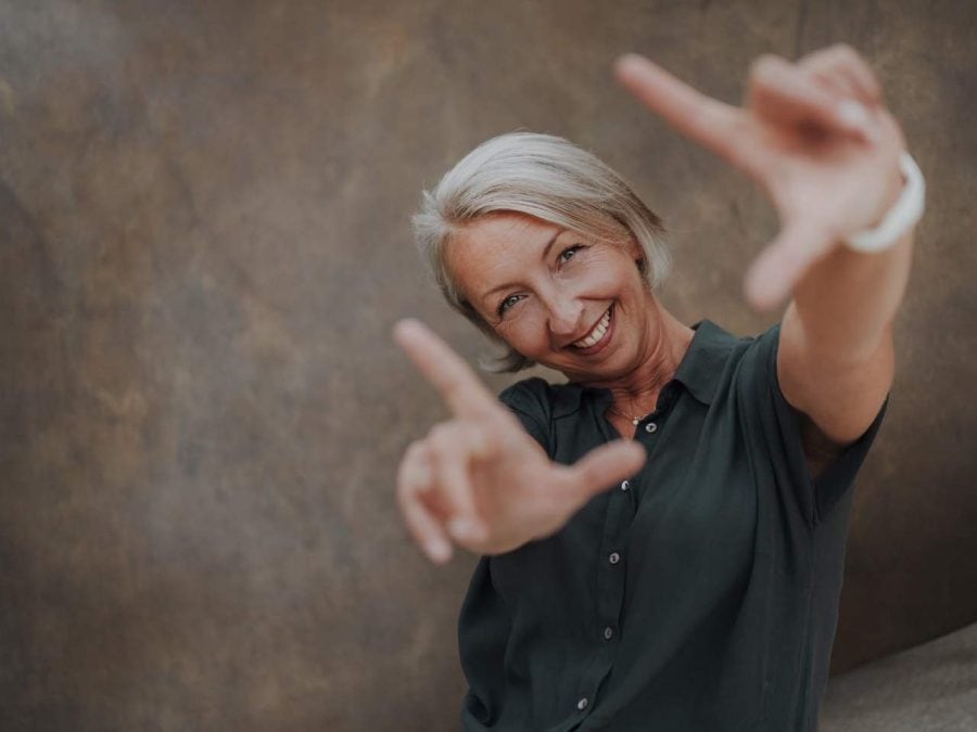 Workshops – Barbara Schemel formt mit den Händen einen Bildrahmen