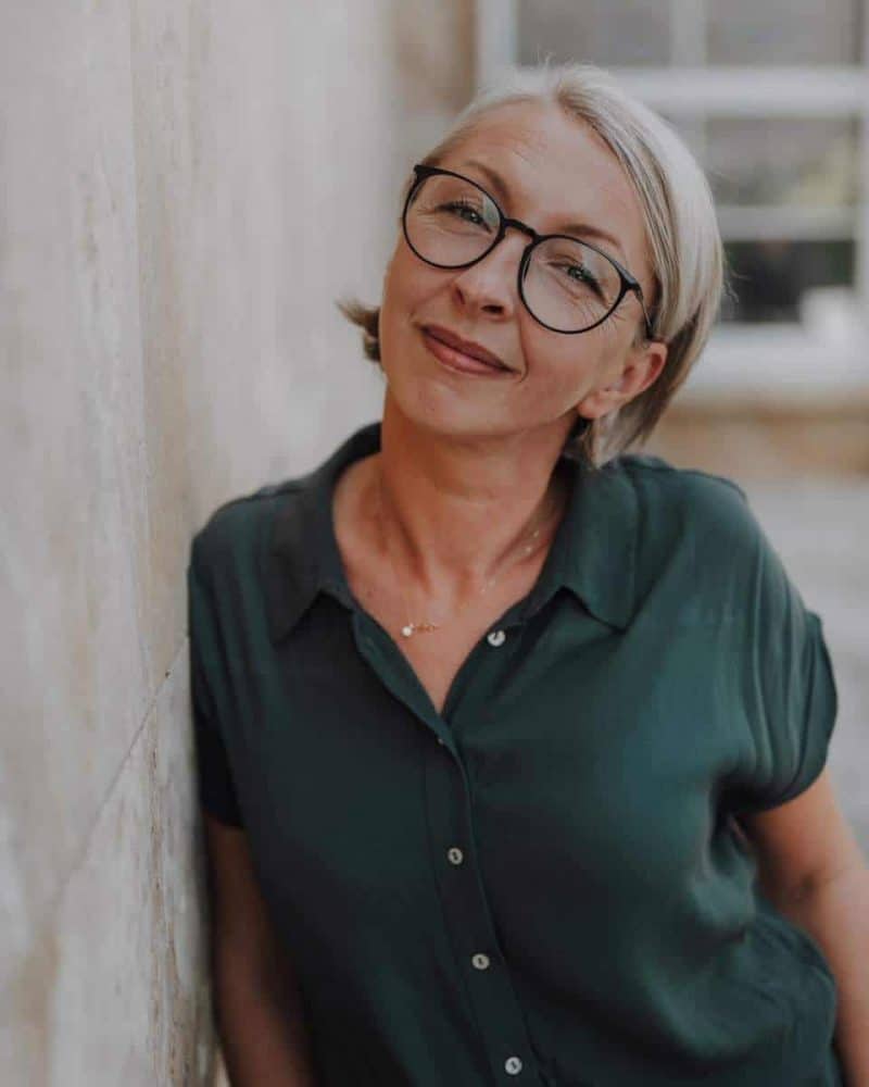 Barbara Schemel, Porträt mit Brille Porträt von Barbara Schemel, systemische Coachin für das Gesundheitswesen