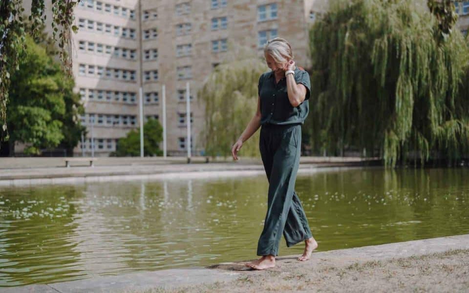 Weg am Wasser Barbara Schemel geht auf einem Weg am Wasser entlang